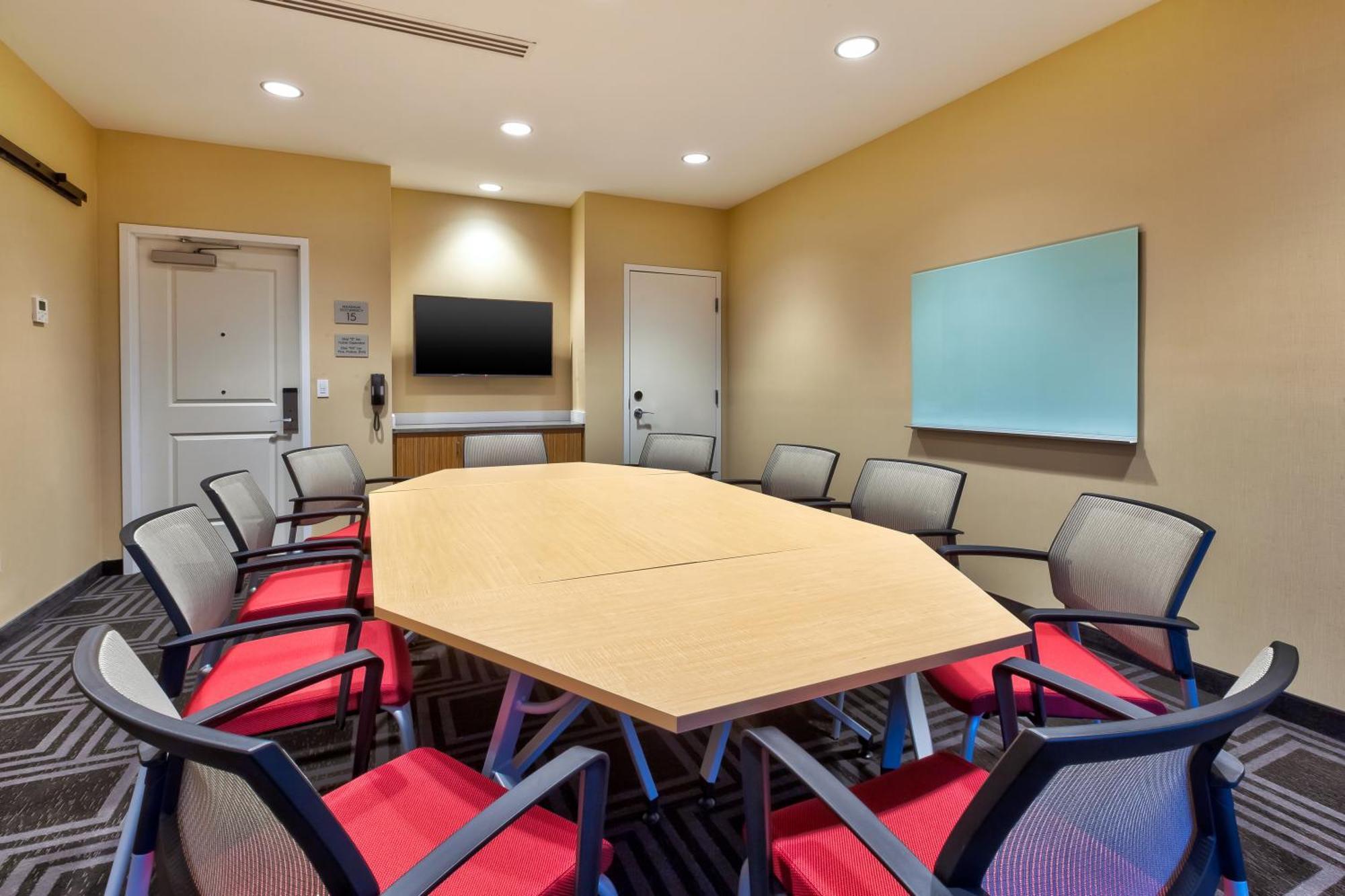 Hotel Towneplace By Marriott Airport Southeast